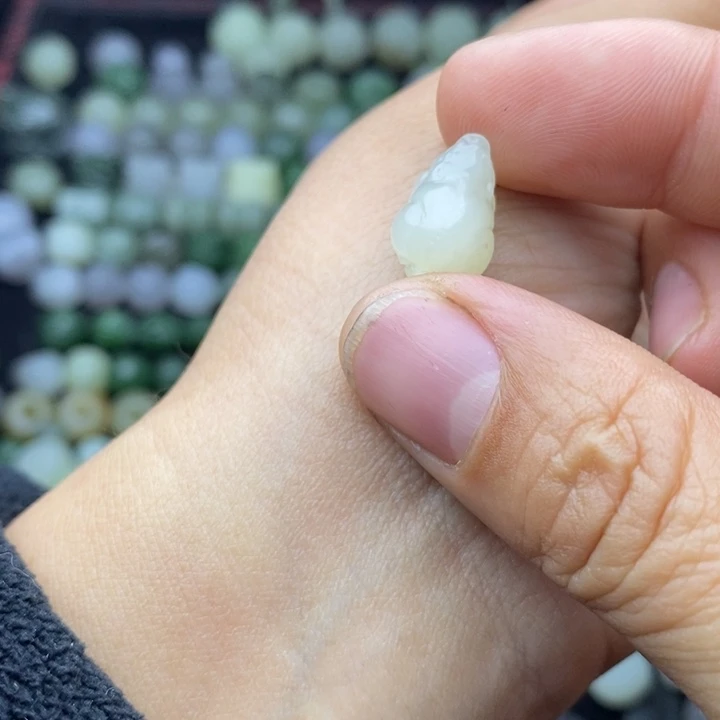 静***月和田玉未镶嵌颈饰