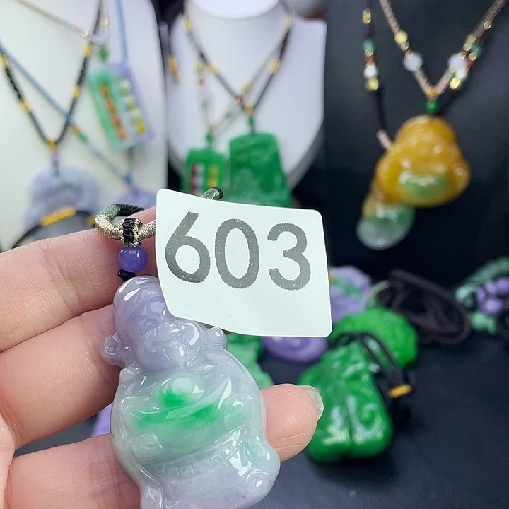 翡翠未镶嵌吊坠(赠链)