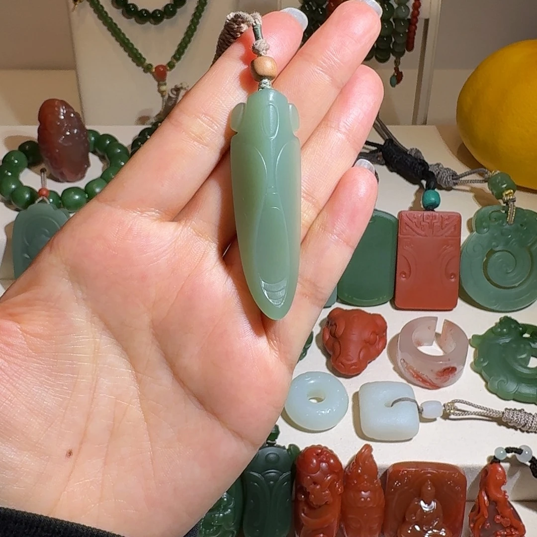 和田玉未镶嵌吊坠(赠链)粉青绿底无结构一鸣惊人