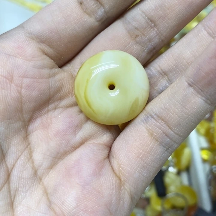 蜜蜡未镶嵌裸石吊坠