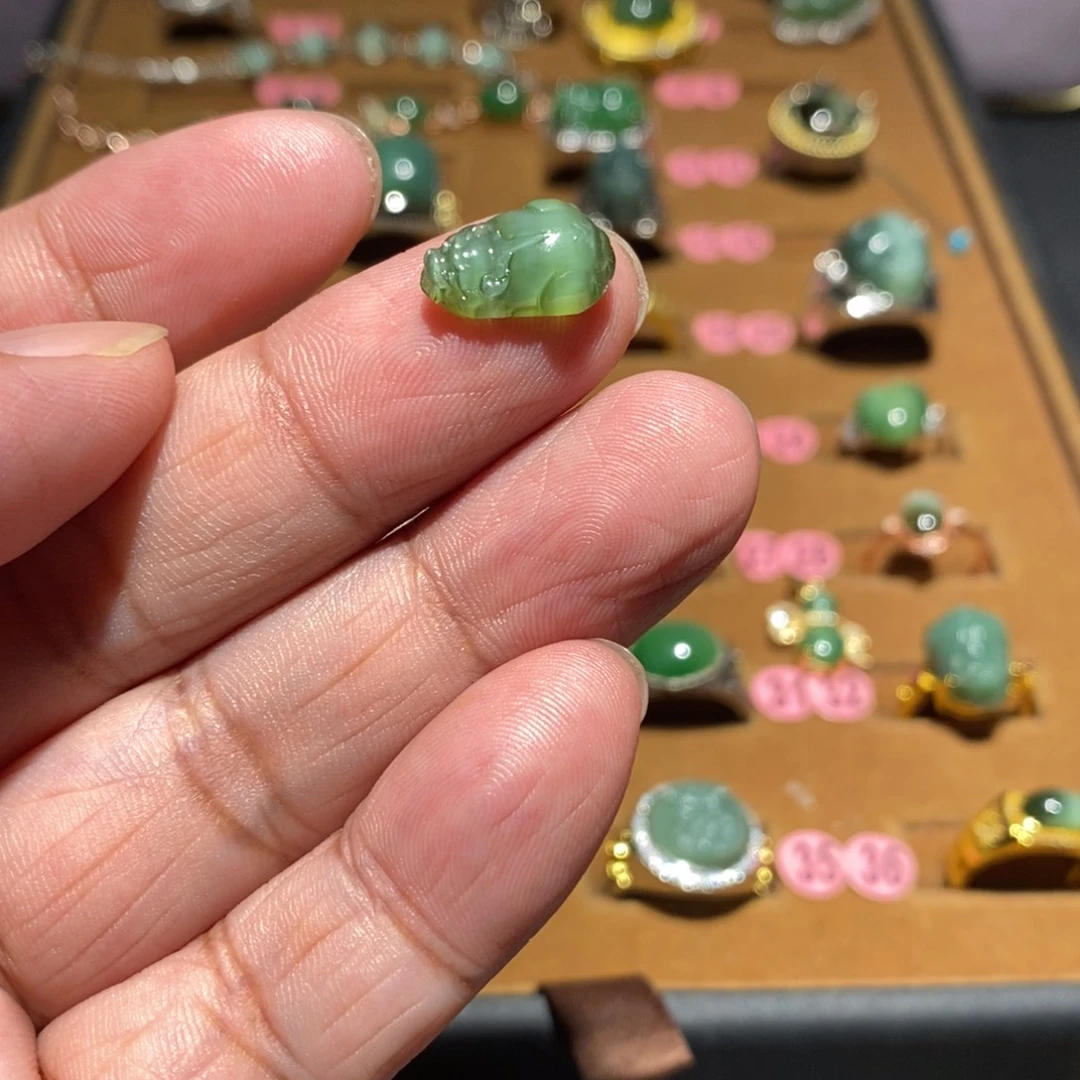 胡***煌和田玉（碧玉）未镶嵌珠宝半成品