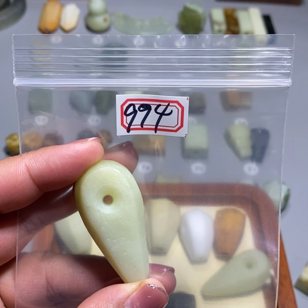 蛇纹石玉颈饰未镶嵌村*_