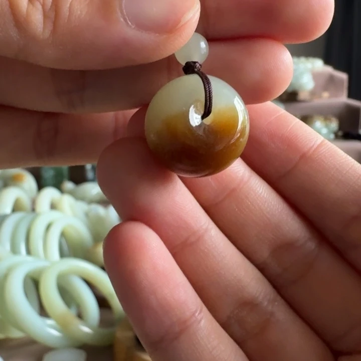 颈饰未镶嵌和田玉（糖玉）