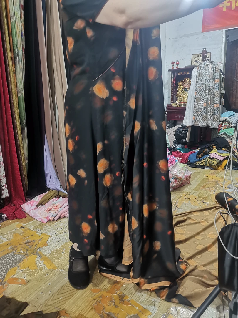 云锦缎黑底蜡染服装面料
