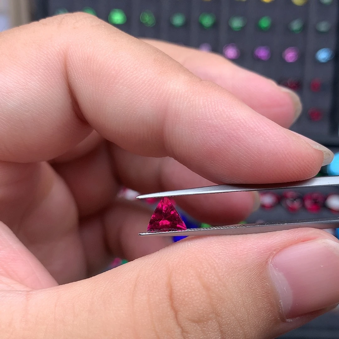 未镶嵌裸石碧玺三角形卢比莱满火0.89ct