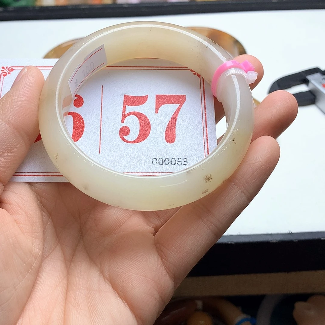 未镶嵌石英质玉（黄龙玉）手镯小****询