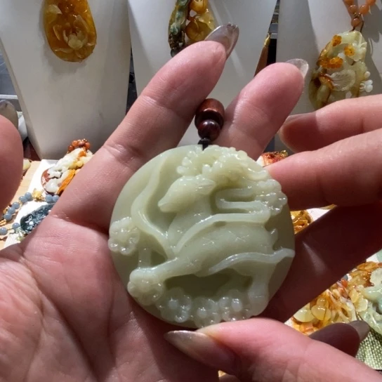 蛇纹石玉未镶嵌颈饰