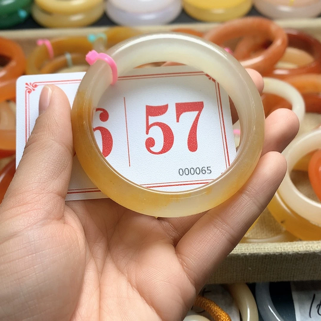 未镶嵌石英质玉（黄龙玉）手镯