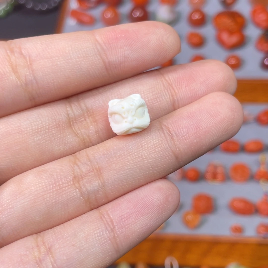 媛***儿未镶嵌猛犸醒狮南红玛瑙