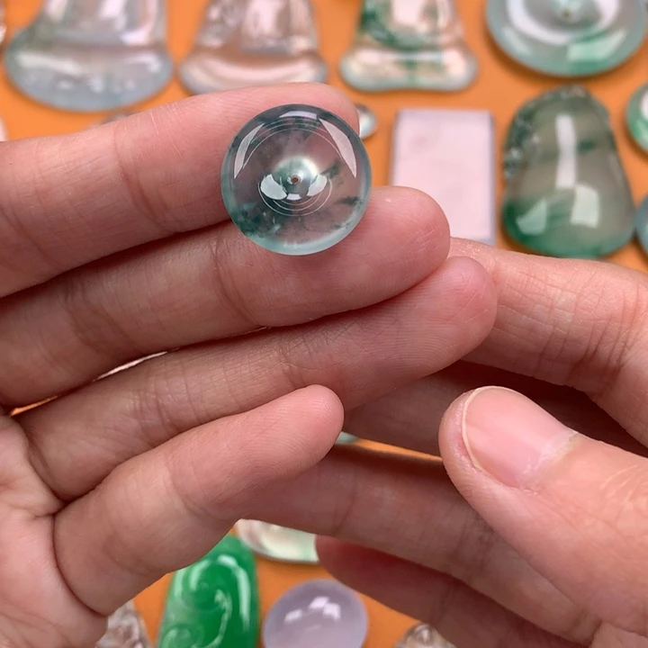 翡翠挂件未镶嵌…..