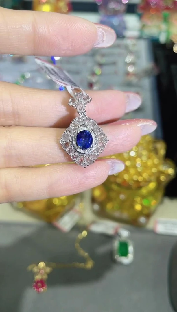 18K金镶嵌蓝宝石吊坠