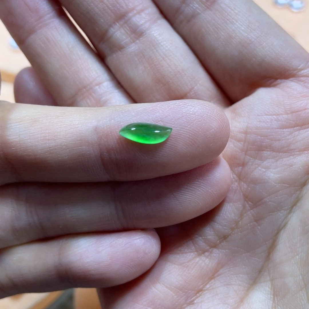 翡翠未镶嵌颈饰马眼