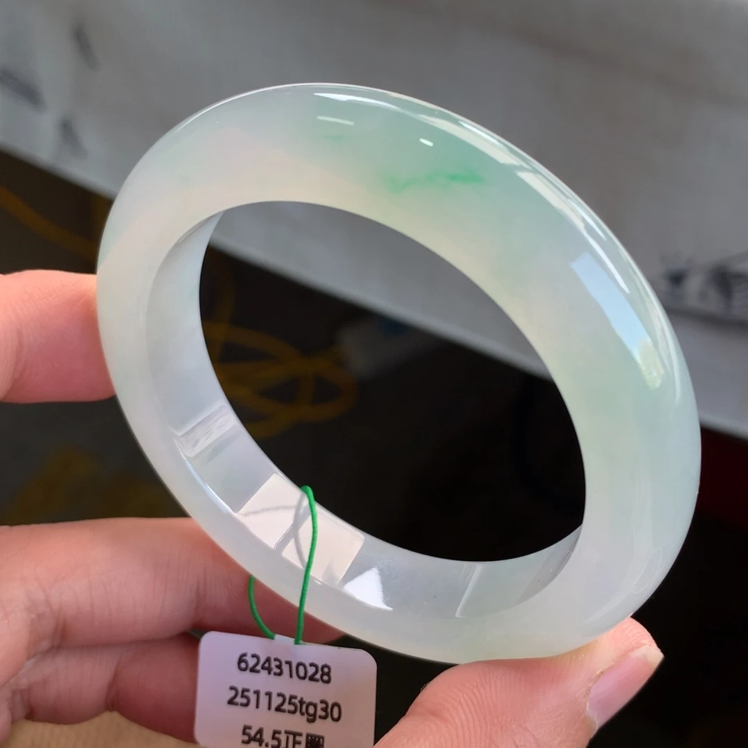 翡翠未镶嵌手镯冰胶飘阳绿