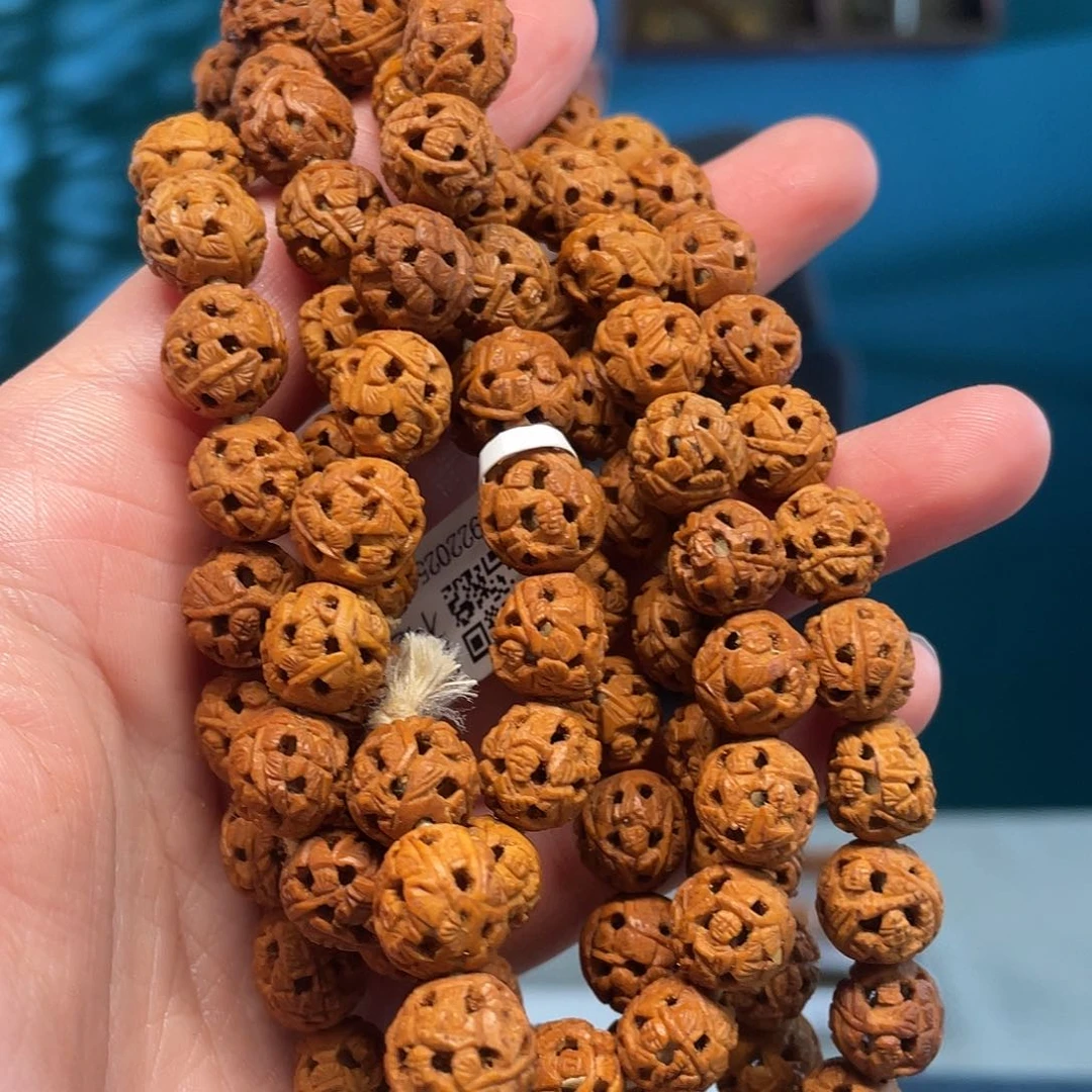 小子桃核镂空风景人物核雕作品