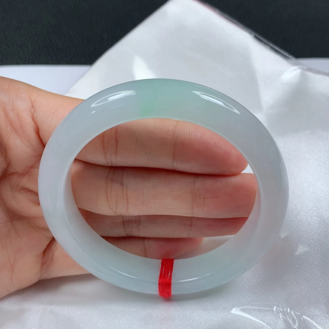 翡翠手镯未镶嵌冰胶起莹光