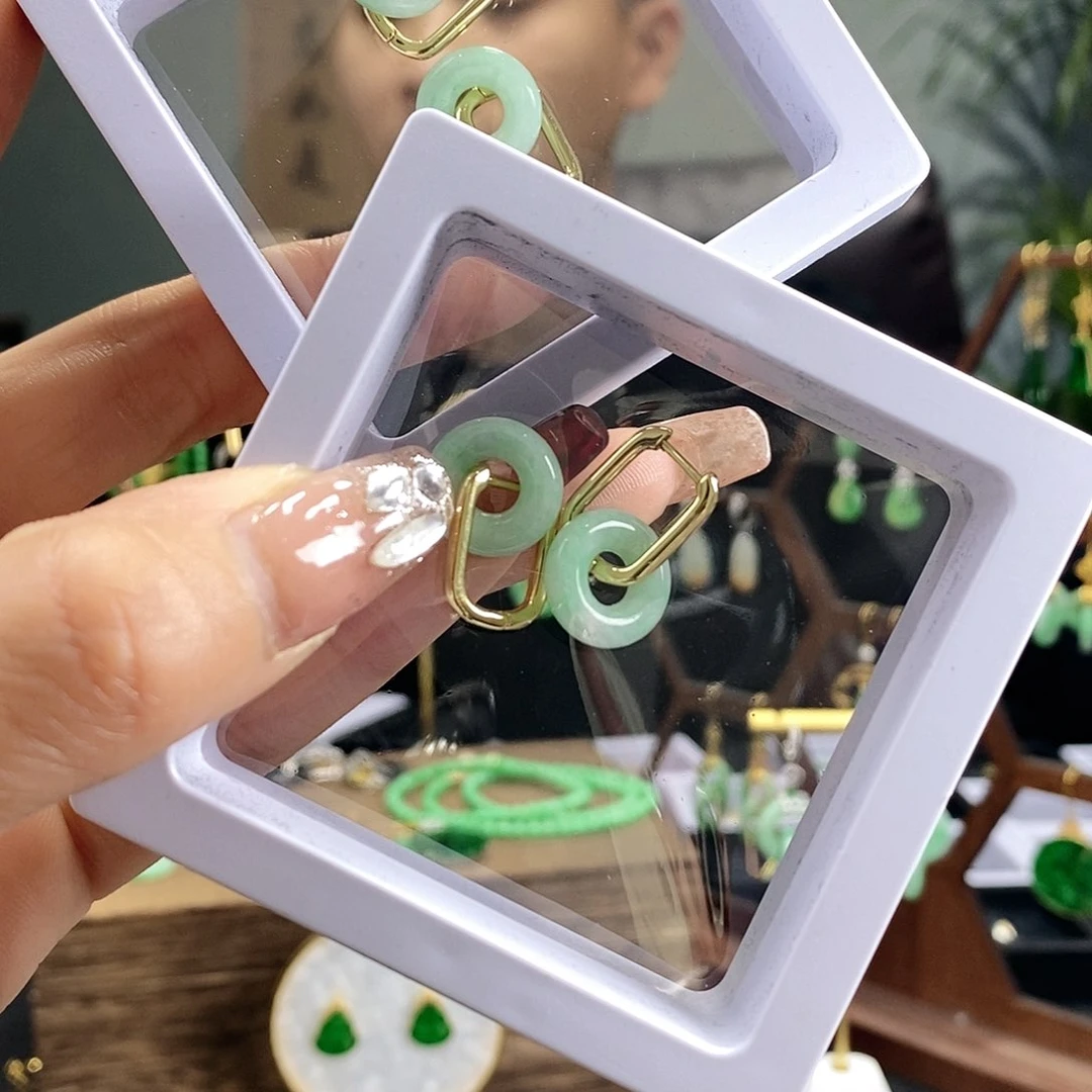 翡翠耳饰未镶嵌多样发其一