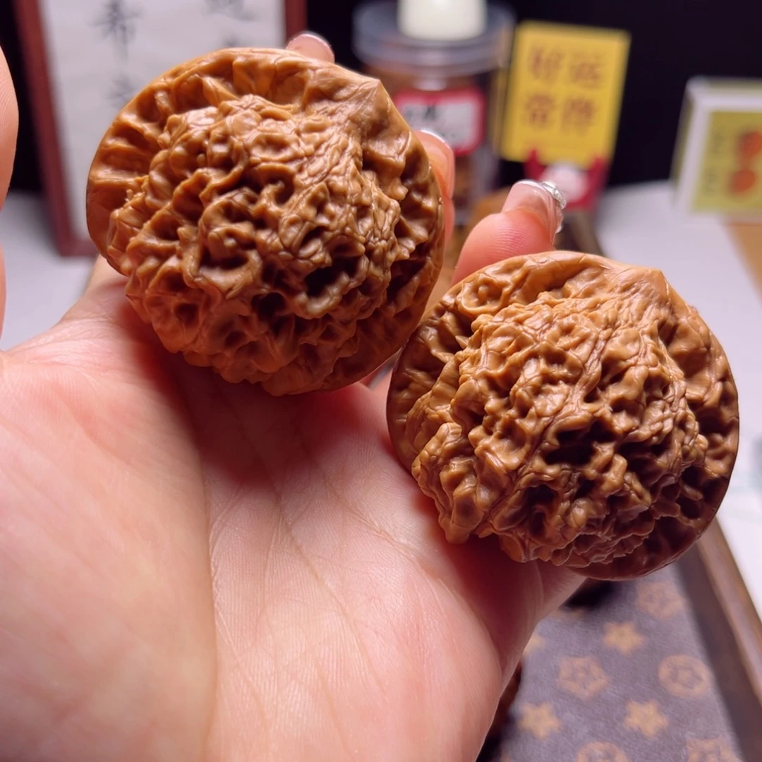 文玩核桃吊坠桃心肉麒麟官帽