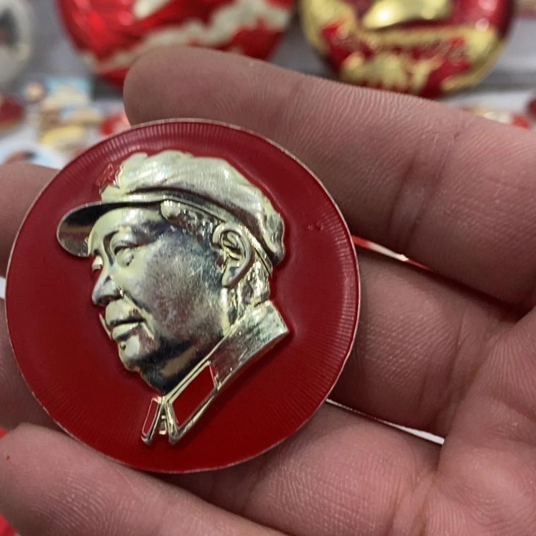 铝留红色纪念章武像