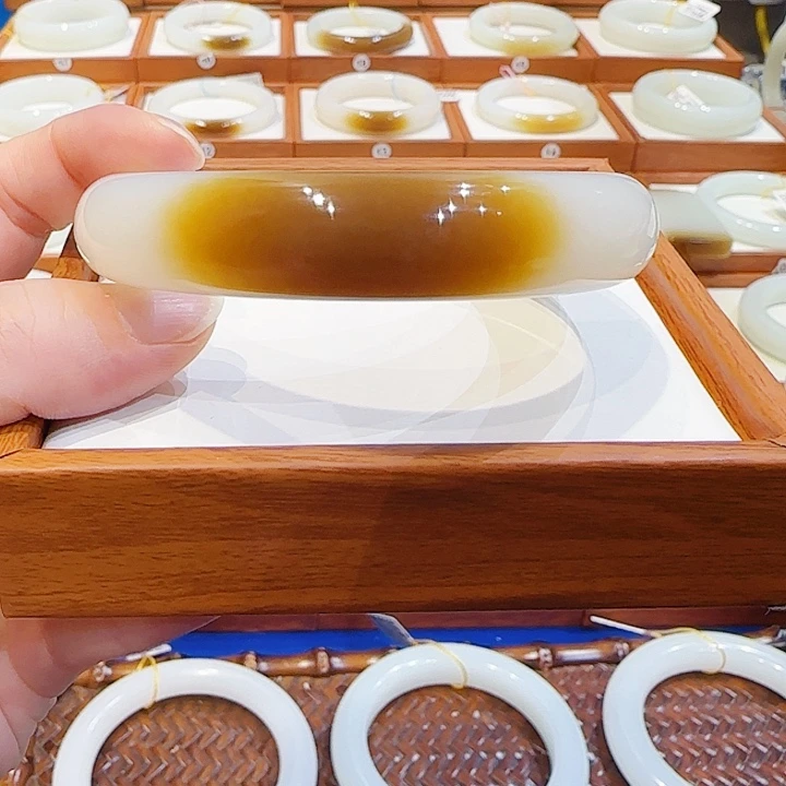 和田玉未镶嵌手镯