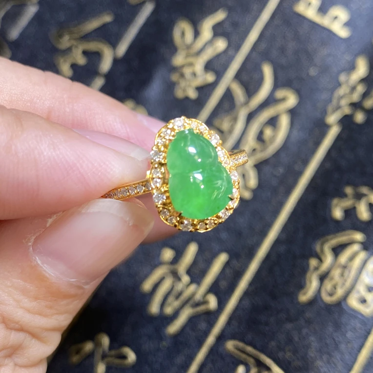 18K金镶嵌绿葫芦翡翠戒指
