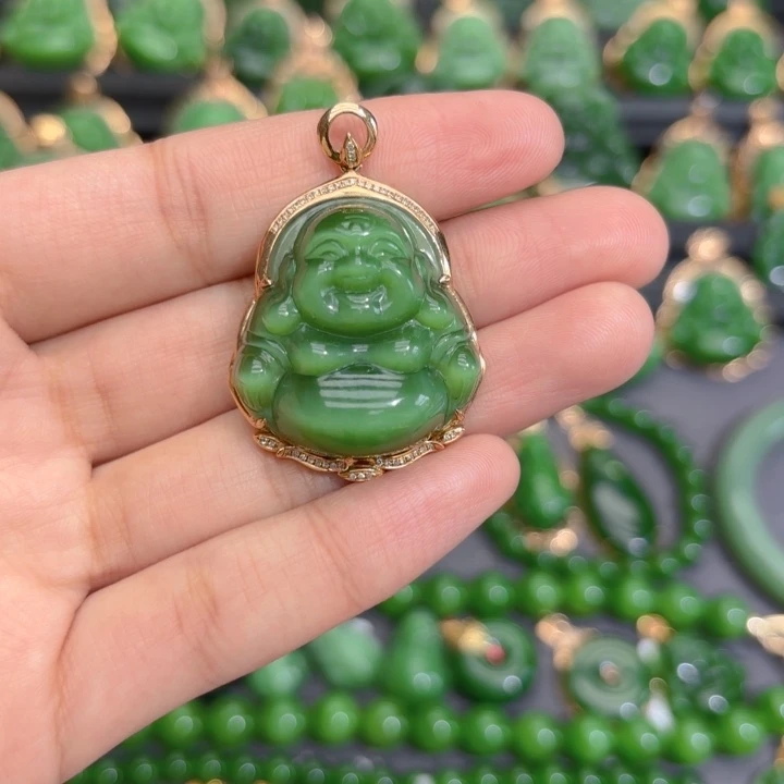 颈饰18K金镶嵌和田玉（碧玉）