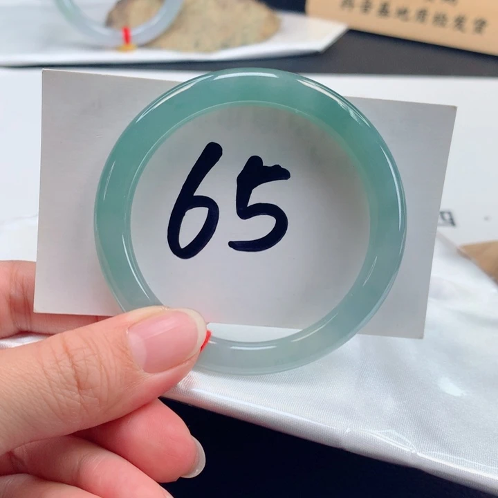 翡翠手镯未镶嵌冰