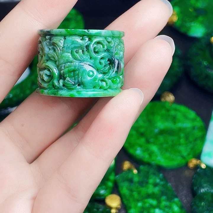 翡翠未镶嵌颈饰多样性
