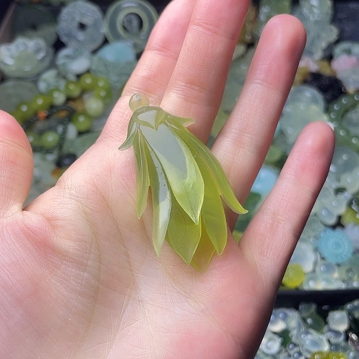 蛇纹石玉合金颈饰玉兰花