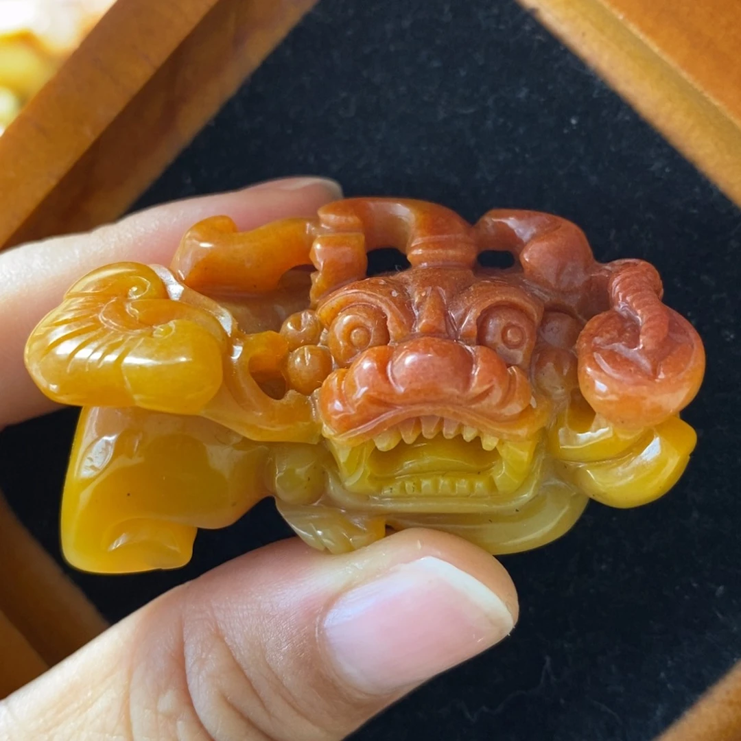 石英质玉（黄龙玉）颈饰未镶嵌?**.