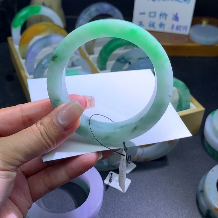 定制翡翠未镶嵌翡翠手镯