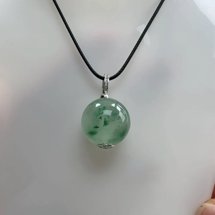 颈饰未镶嵌石英质玉（非洲翠）