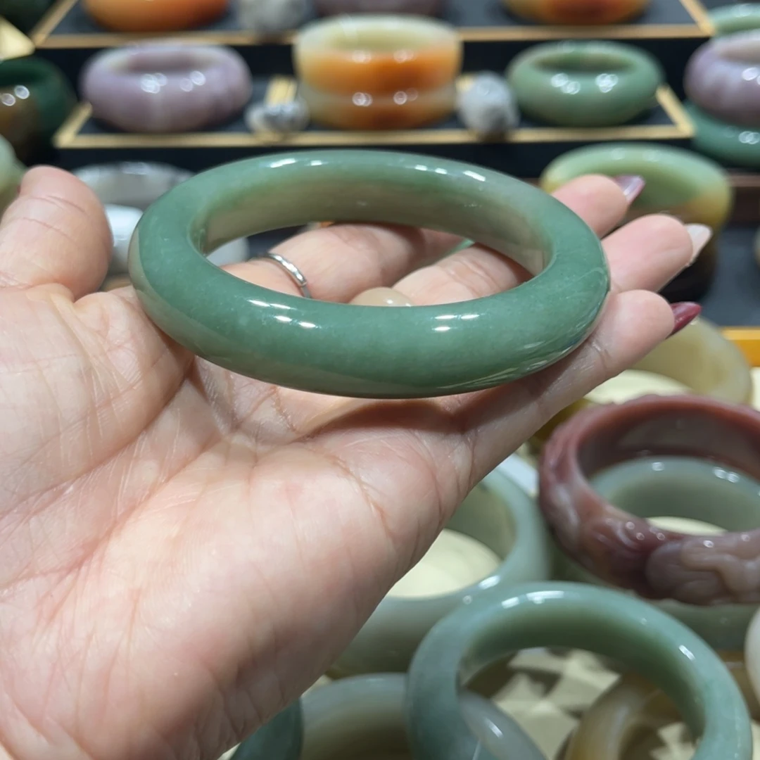 未镶嵌手镯石英岩玉