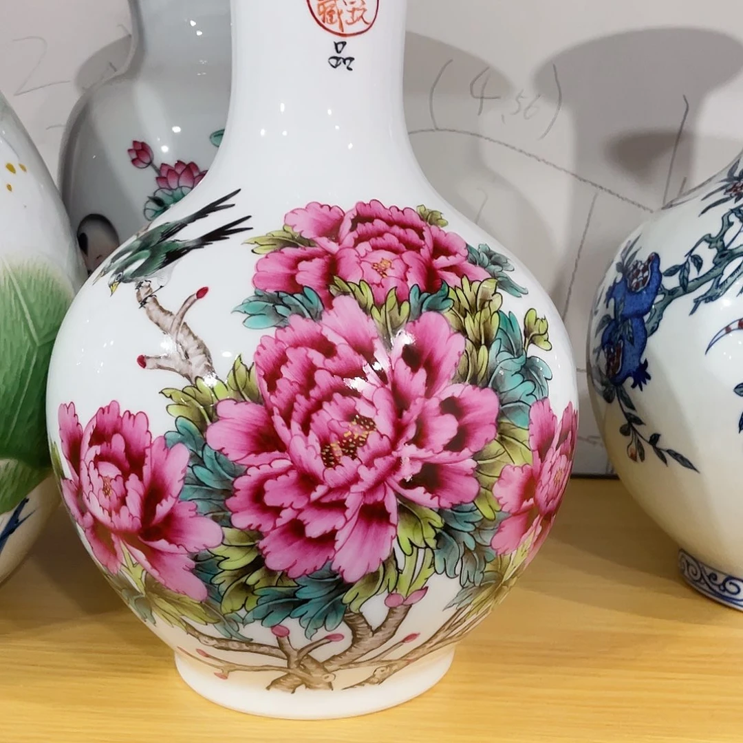 摆件和**同景德镇的陶瓷