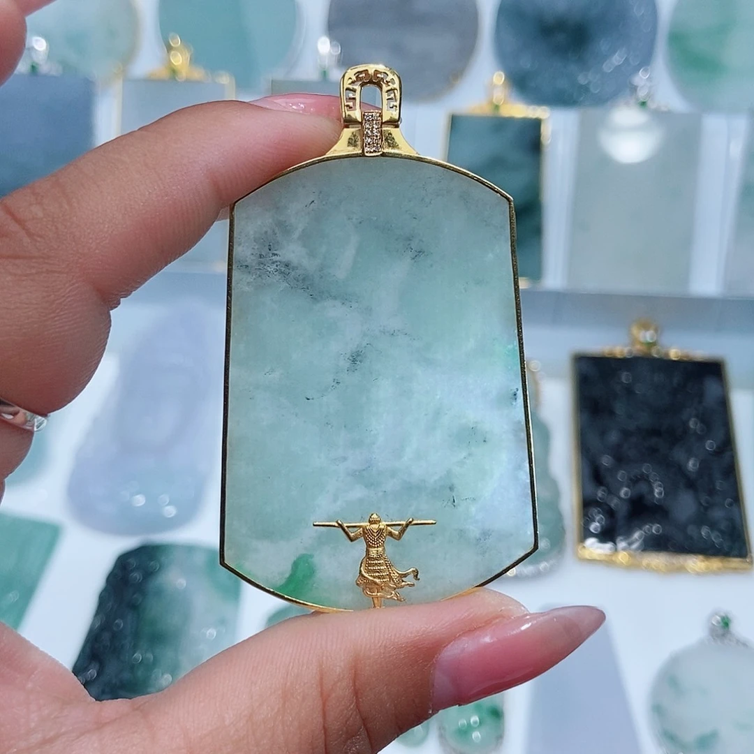 翡翠吊坠(不含链)18K金镶嵌中****疆