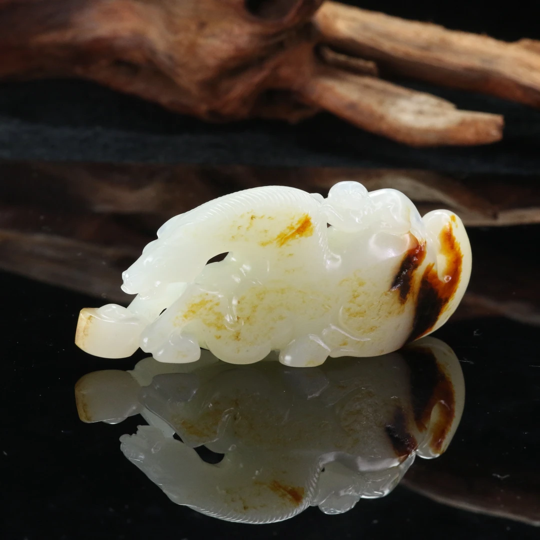 38和田玉羊脂白马上封侯带皮子/001108北京中保拍卖