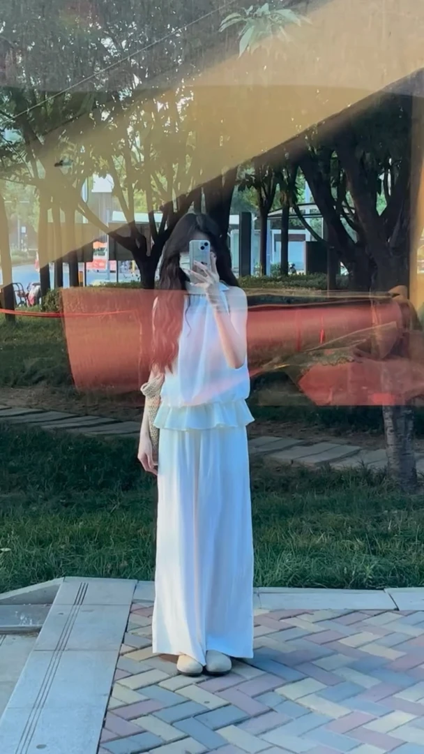 2025夏季新款韩版设计感荷叶边挂脖背心上衣搭配休闲裤白色两件套