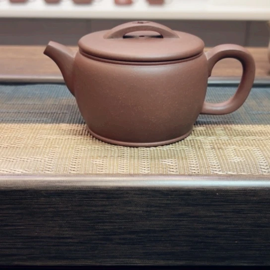 紫砂茶壶黄龙山原矿底槽清半手工（170 cc）