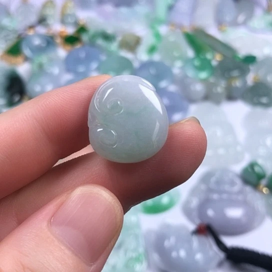 翡翠未镶嵌颈饰如意