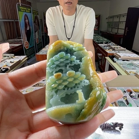 翡翠未镶嵌颈饰一个