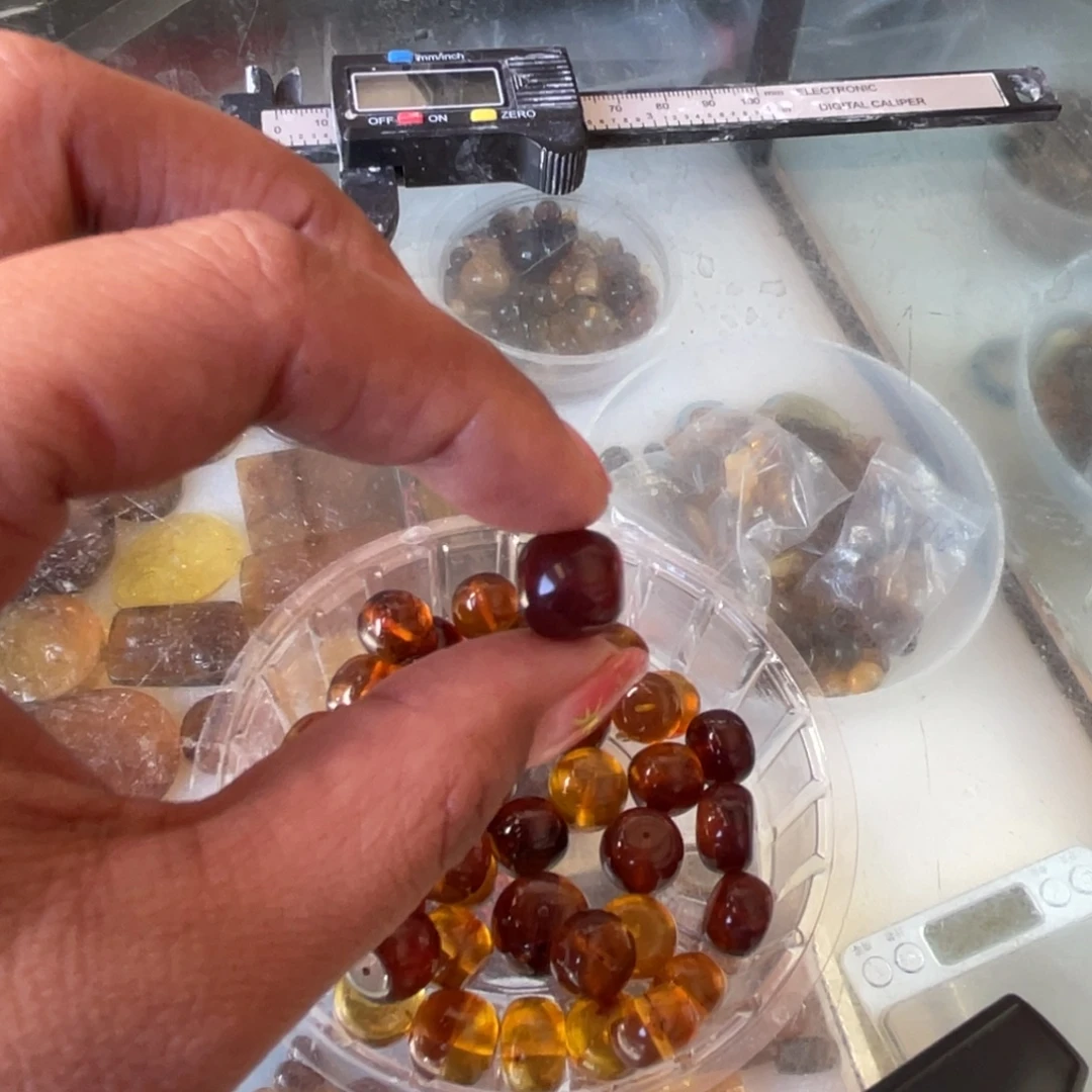 渐***冷琥珀未镶嵌颈饰棕红