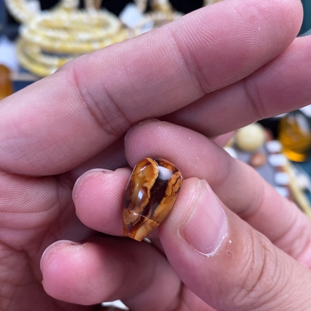 蜜蜡未镶嵌裸石沁色三通11.1*12.9*19mm