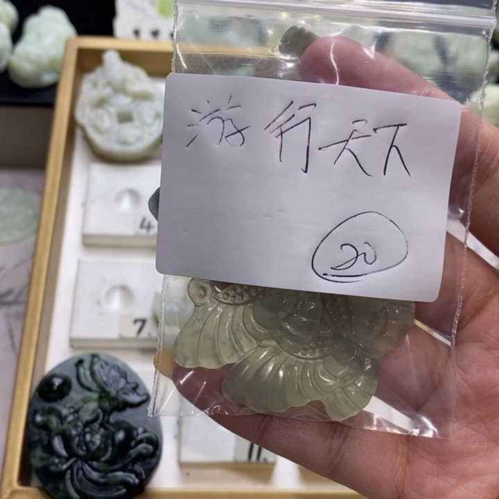 蛇纹石玉未镶嵌颈饰游**下