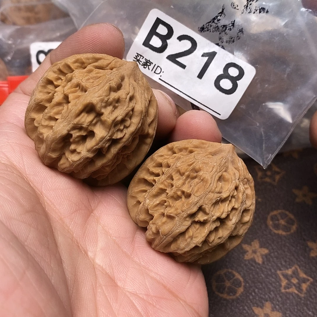 文玩核桃把件龙纹虎头39尺。