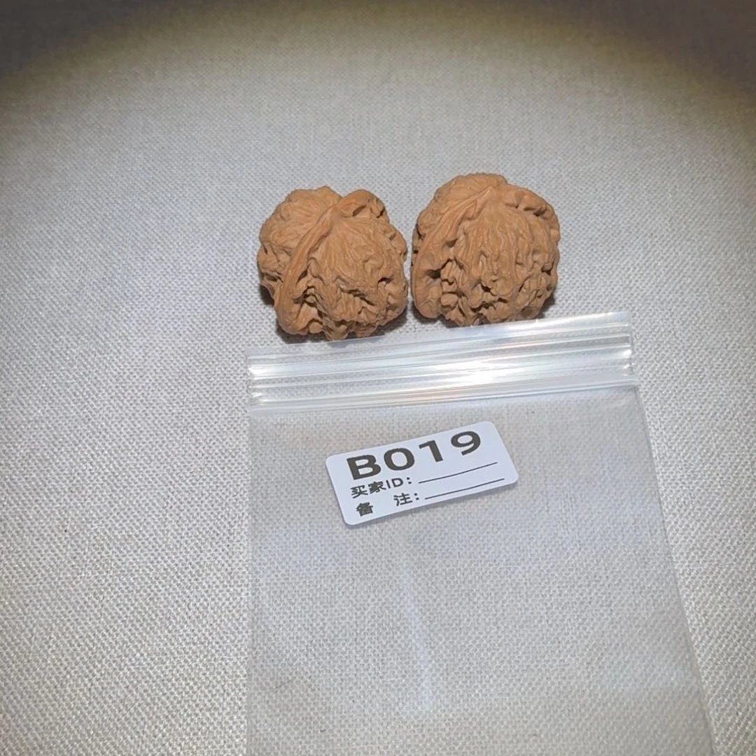 文玩核桃吊坠梨木台019