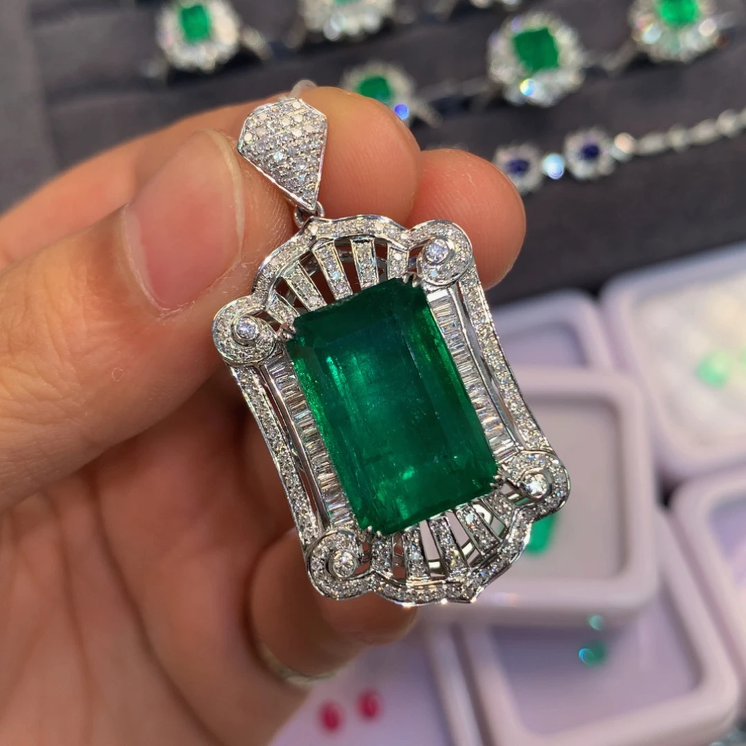 18K金镶嵌颈饰祖母绿16.8ct吉尔德VVG极微油