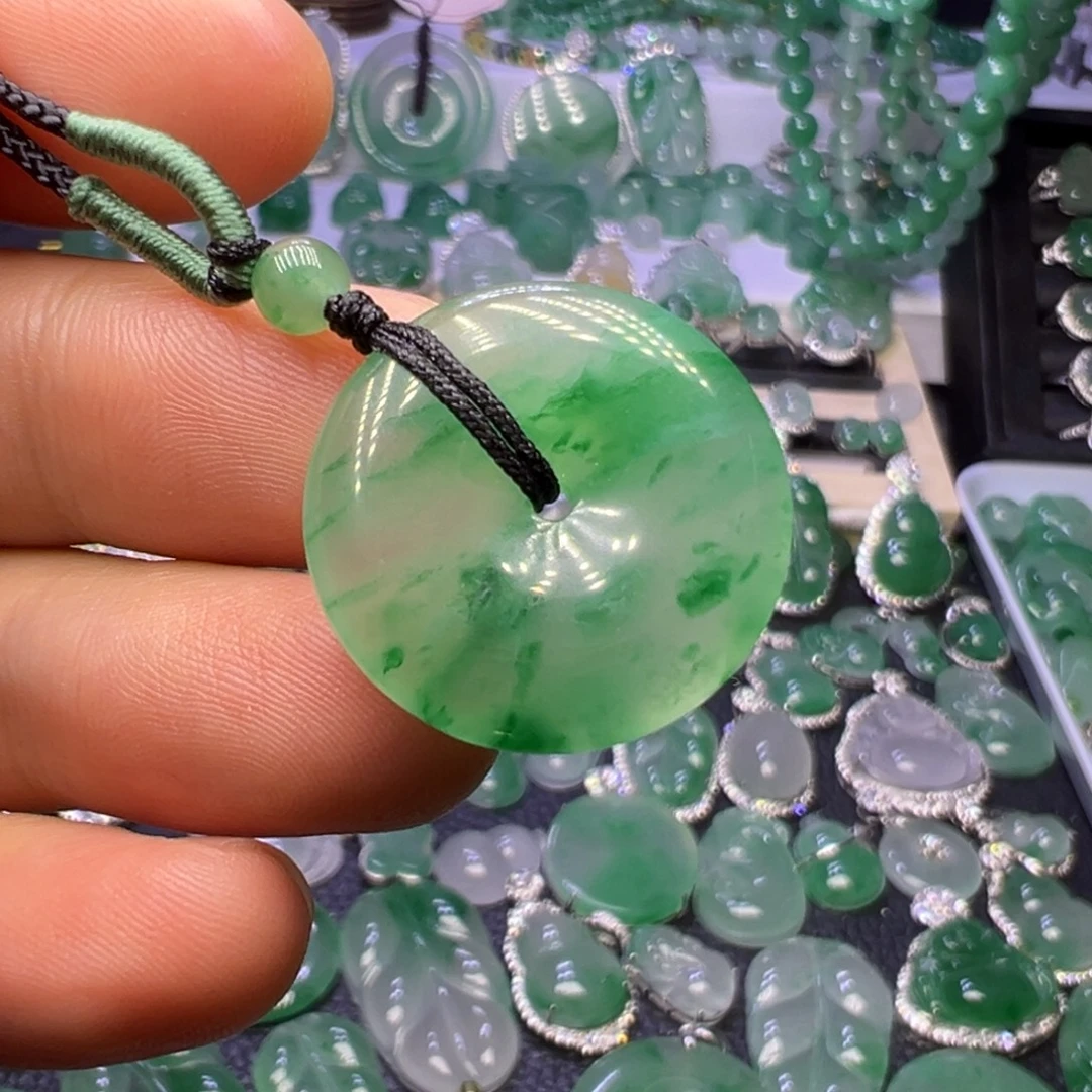 石英质玉（非洲翠）未镶嵌颈饰