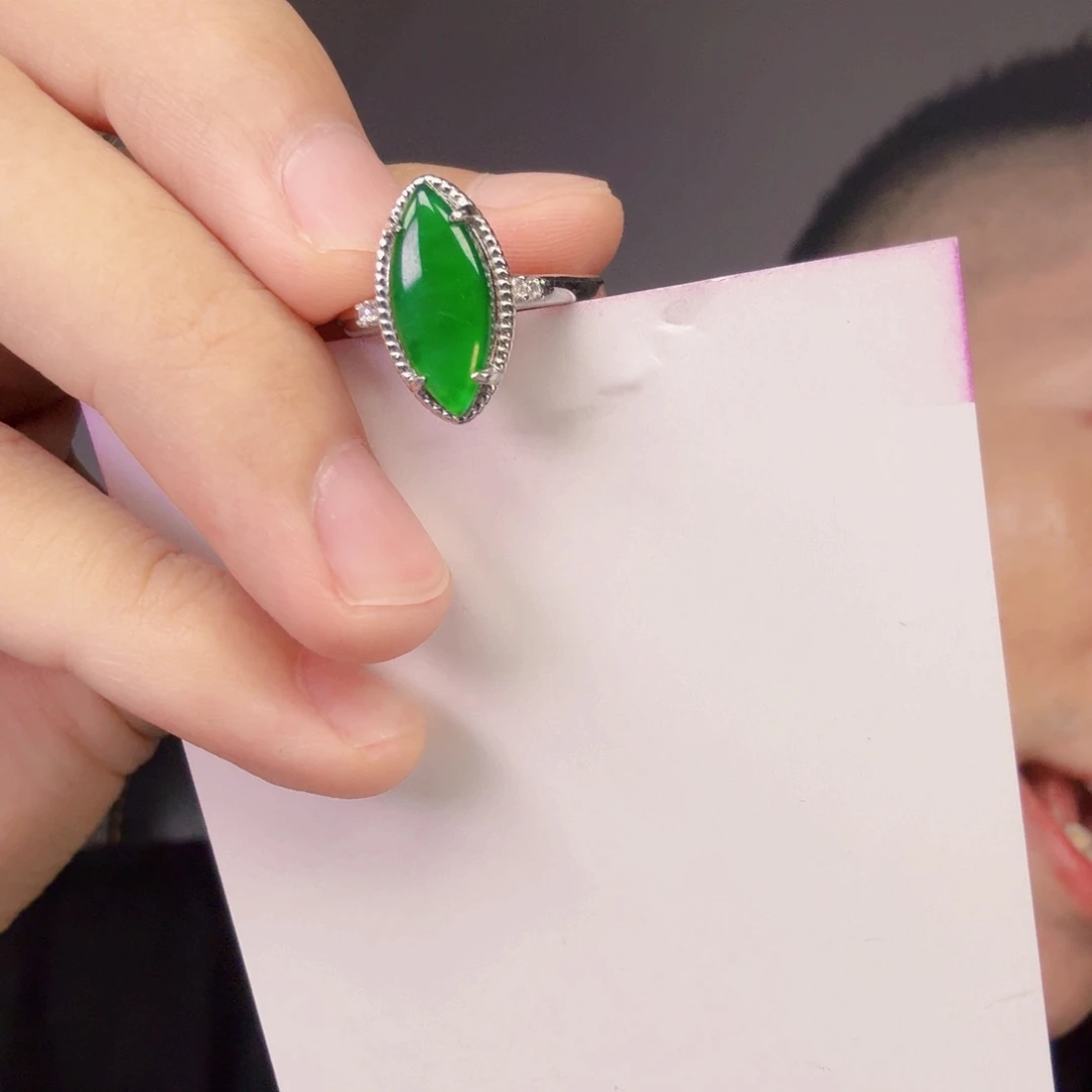 翡翠未镶嵌颈饰一件