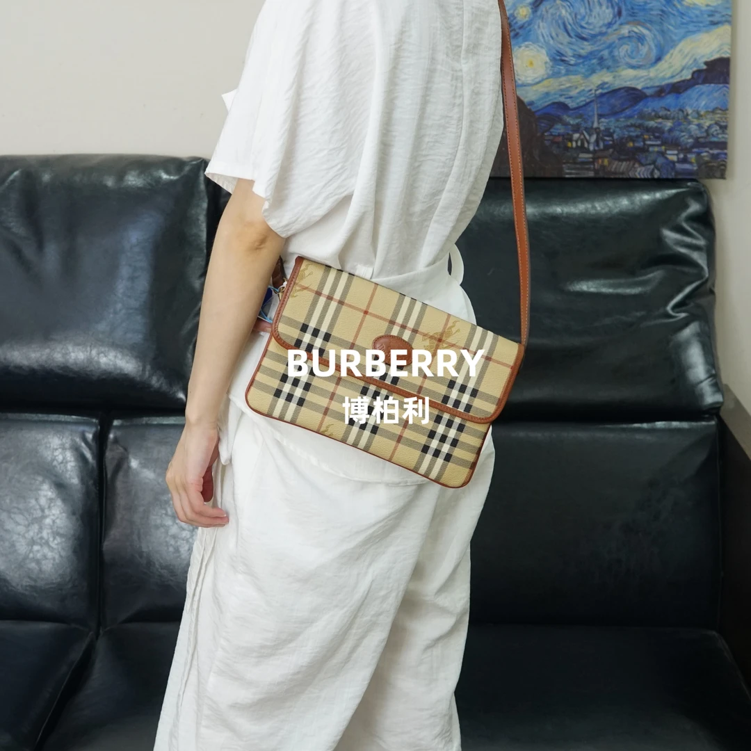 95新 BURBERRY/博柏利 战马格纹信封斜挎包/ZH06528024/8024