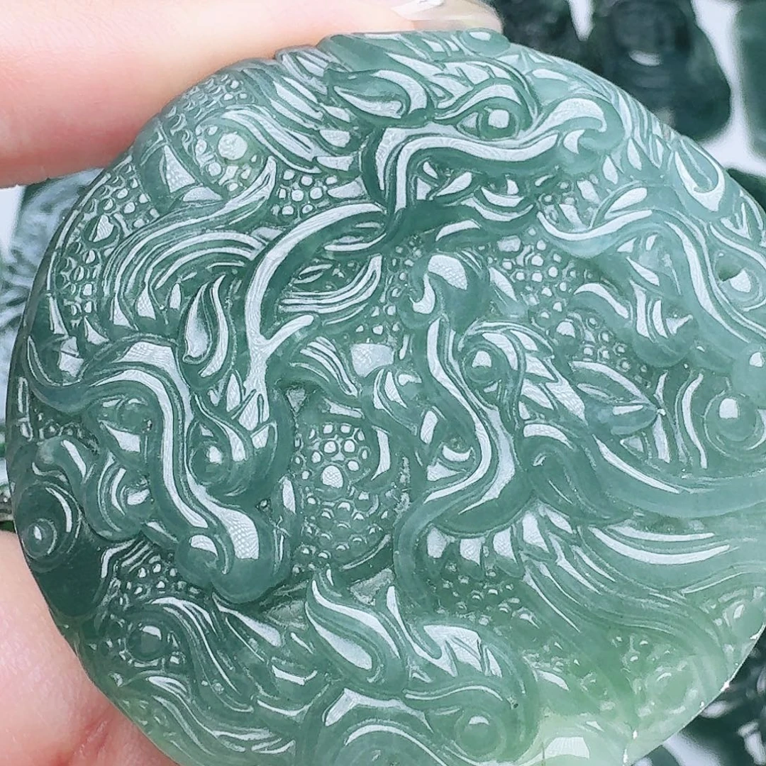 翡翠未镶嵌颈饰多样性发其一