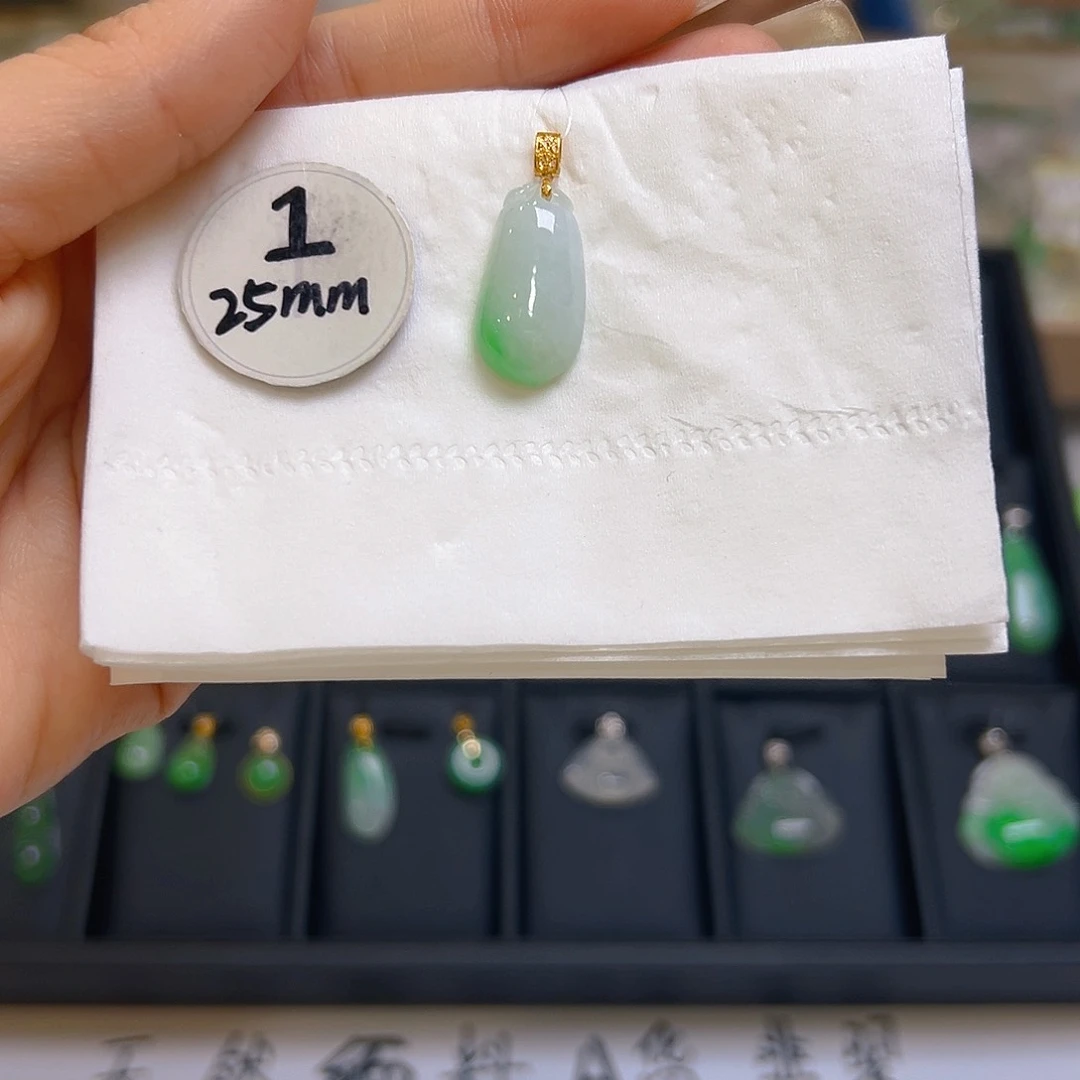 翡翠颈饰18K金镶嵌翡翠